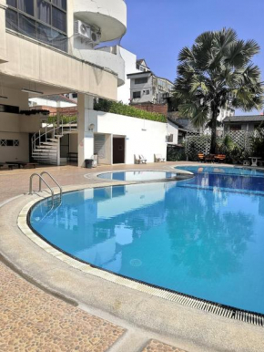 7 pool condo opposite the train station near old city and Nimman